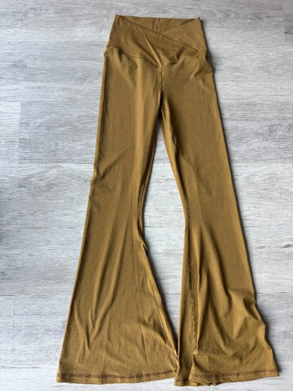 Aerie OFFLINE Flare Leggings Mustard Cedar Expedition M High Waisted Crossover Y - Picture 3 of 10